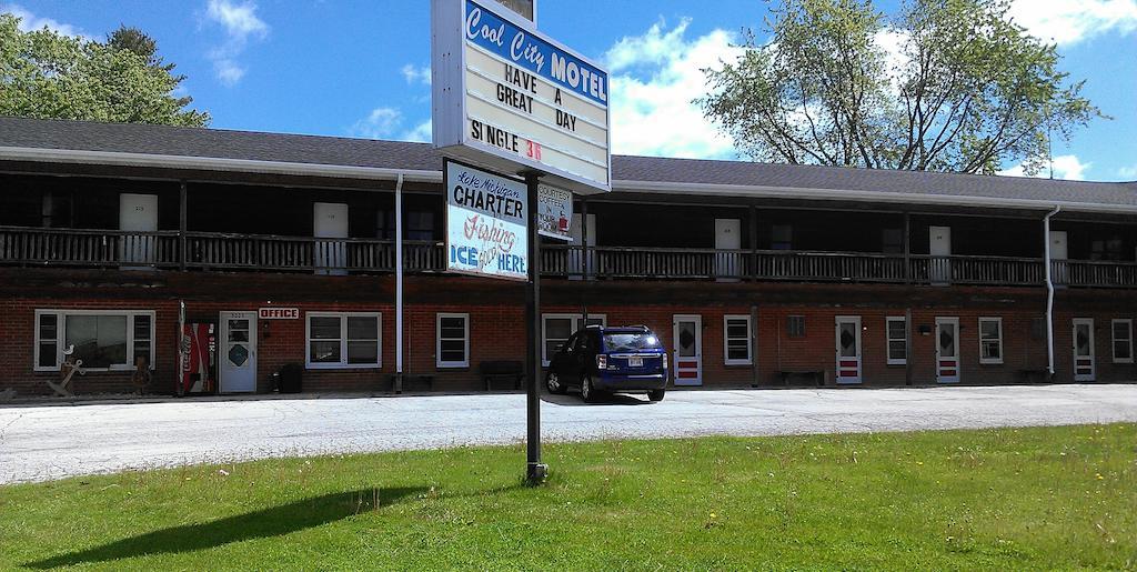 Cool City Motel Two Rivers Exterior photo