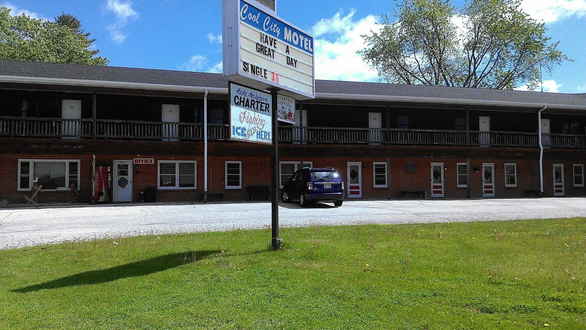 Cool City Motel Two Rivers Exterior photo