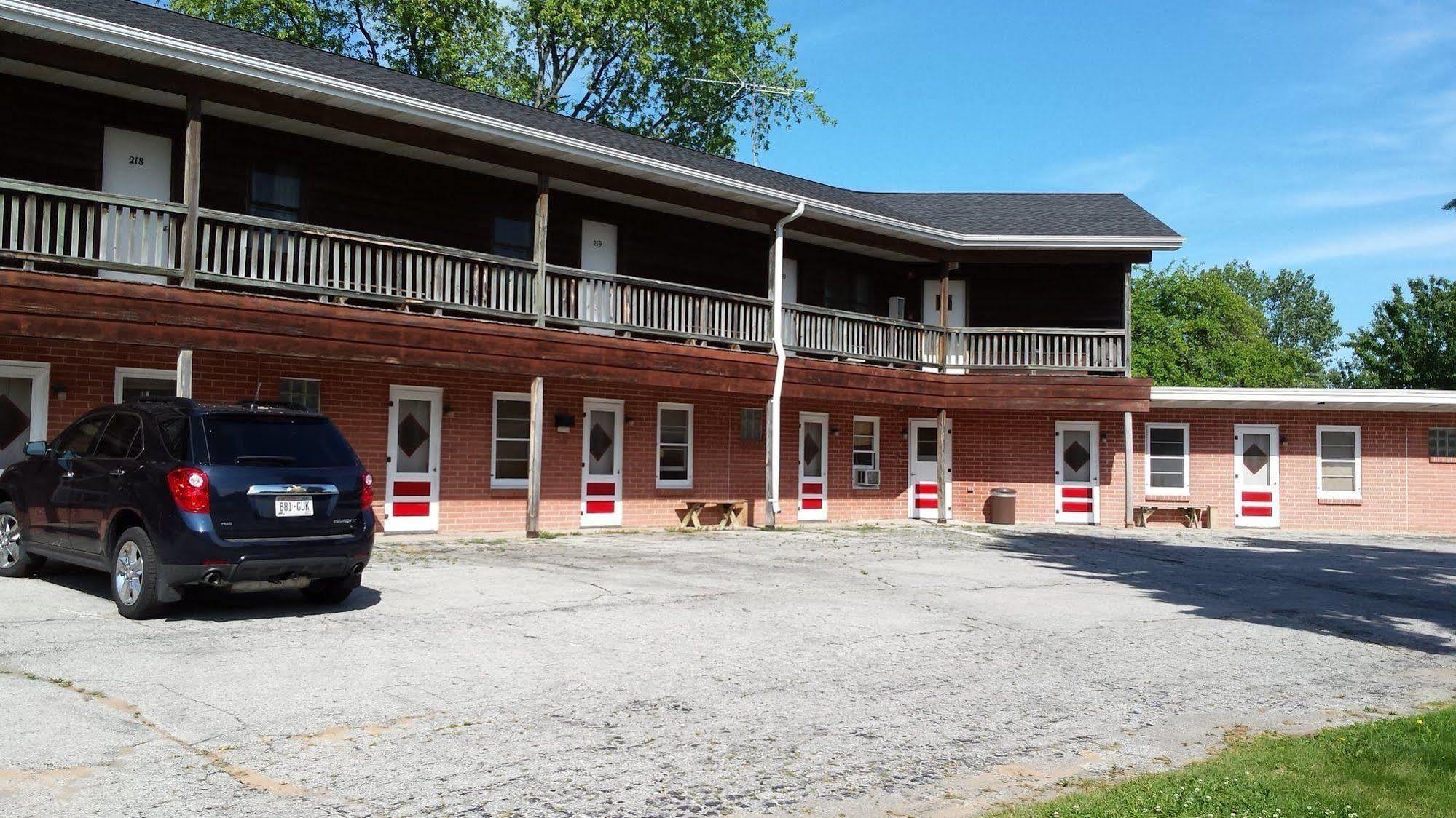 Cool City Motel Two Rivers Exterior photo